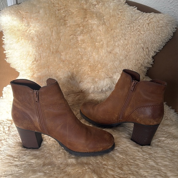 Clark’s Leather Ankle Boots - Picture 7 of 8